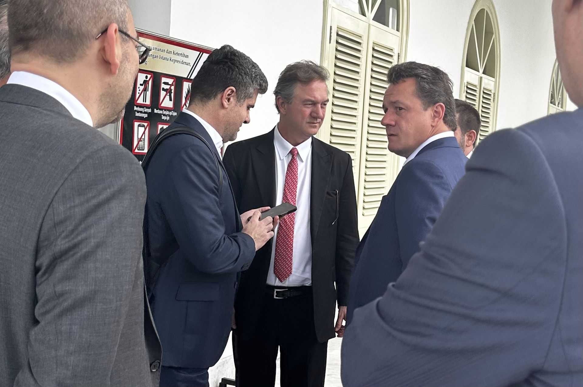 Os irmãos Joesley e Wesley Batista durante a viagem do presidente Lula à Indonésia