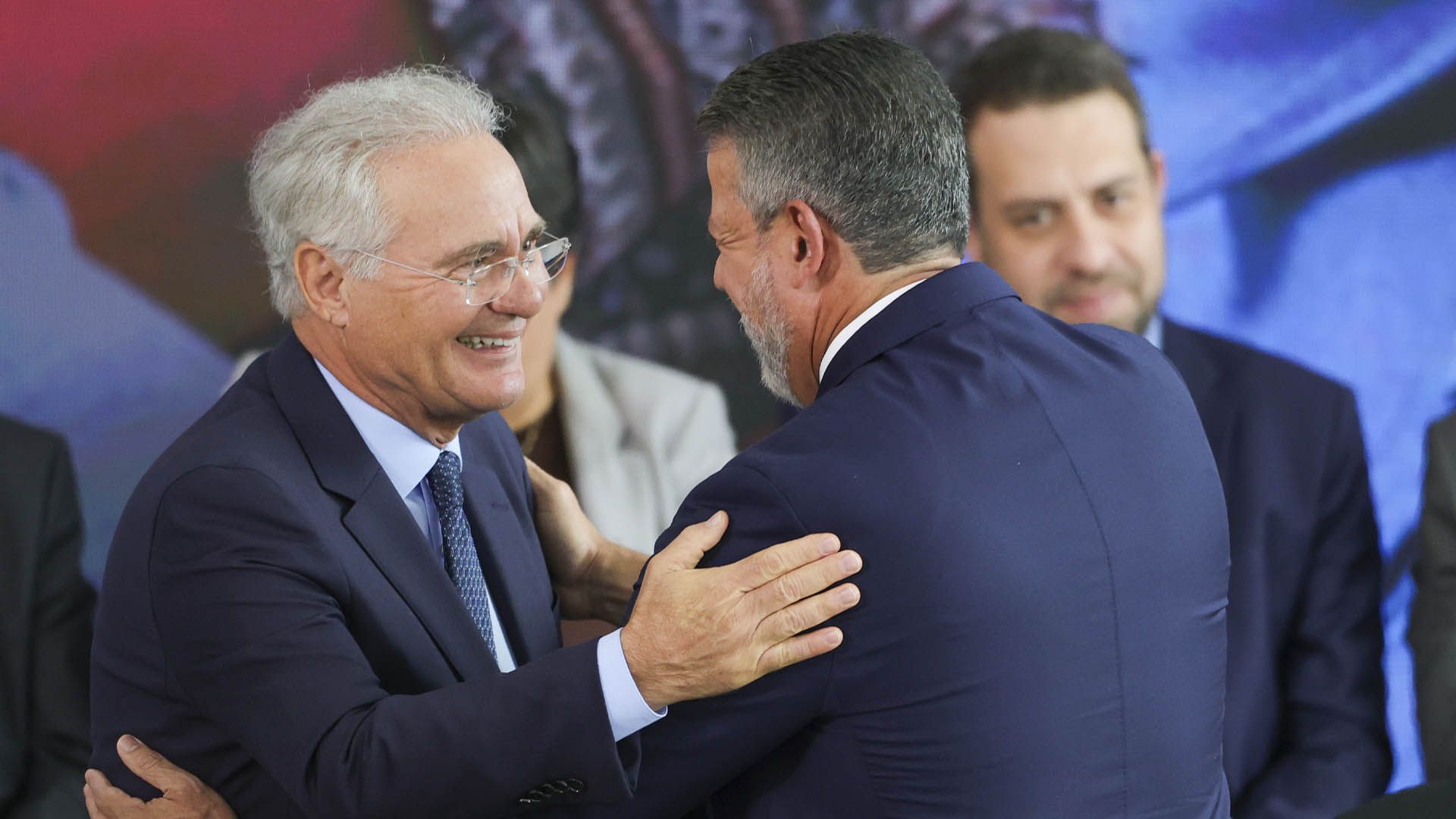 O senador Renan Calheiros cumprimenta o deputado Arthur Lira