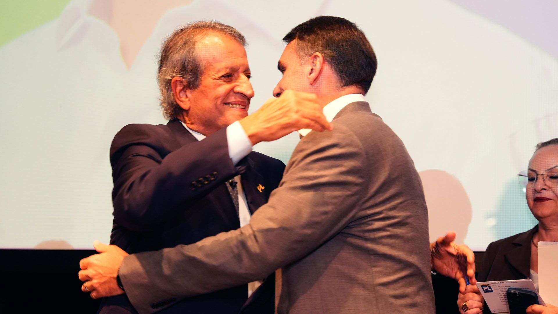 O presidente nacional do Partido Liberal (PL), Valdemar Costa Neto, Flávio Bolsonaro