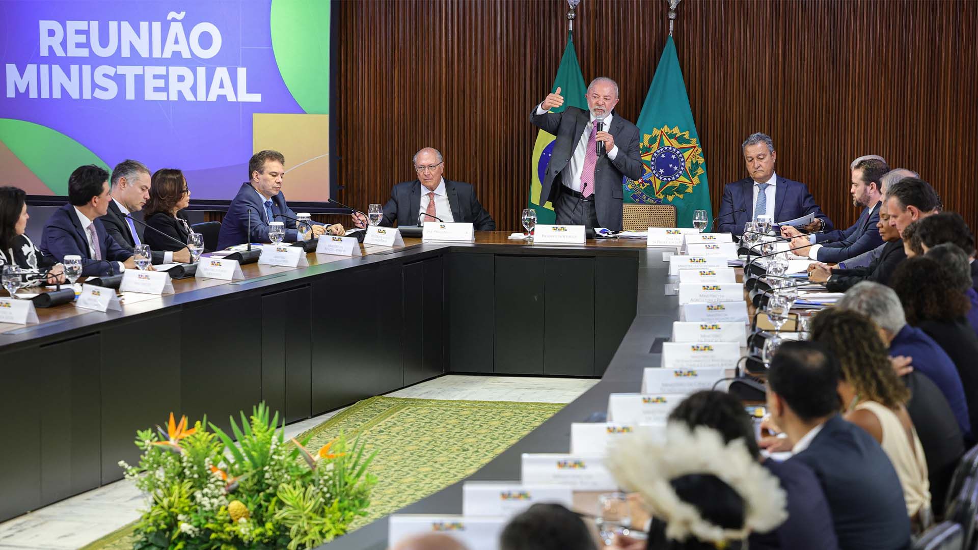 O presidente Luiz Inácio Lula da Silva coordena reunião ministerial