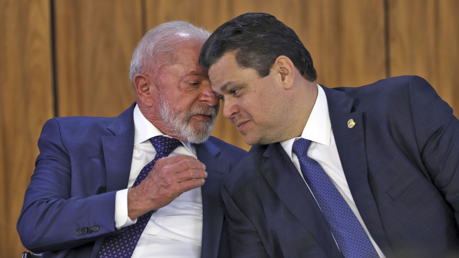 O presidente da República, Luiz Inácio Lula da Silva, conversa com o presidente do Senado Federal, Davi Alcolumbre.