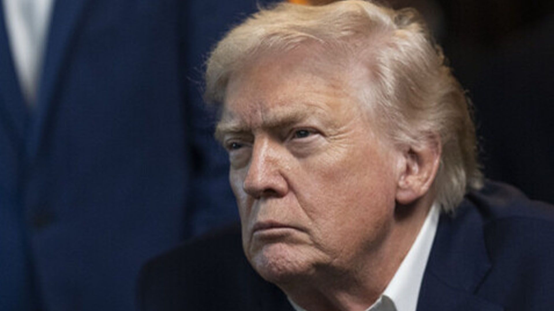 Donald Trump assistindo invasão na Venezuela
