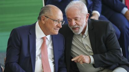 O presidente Luiz Inácio Lula da Silva, acompanhado dos ministros do Desenvolvimento, Indústria, Comércio e Serviços, Geraldo Alckmin