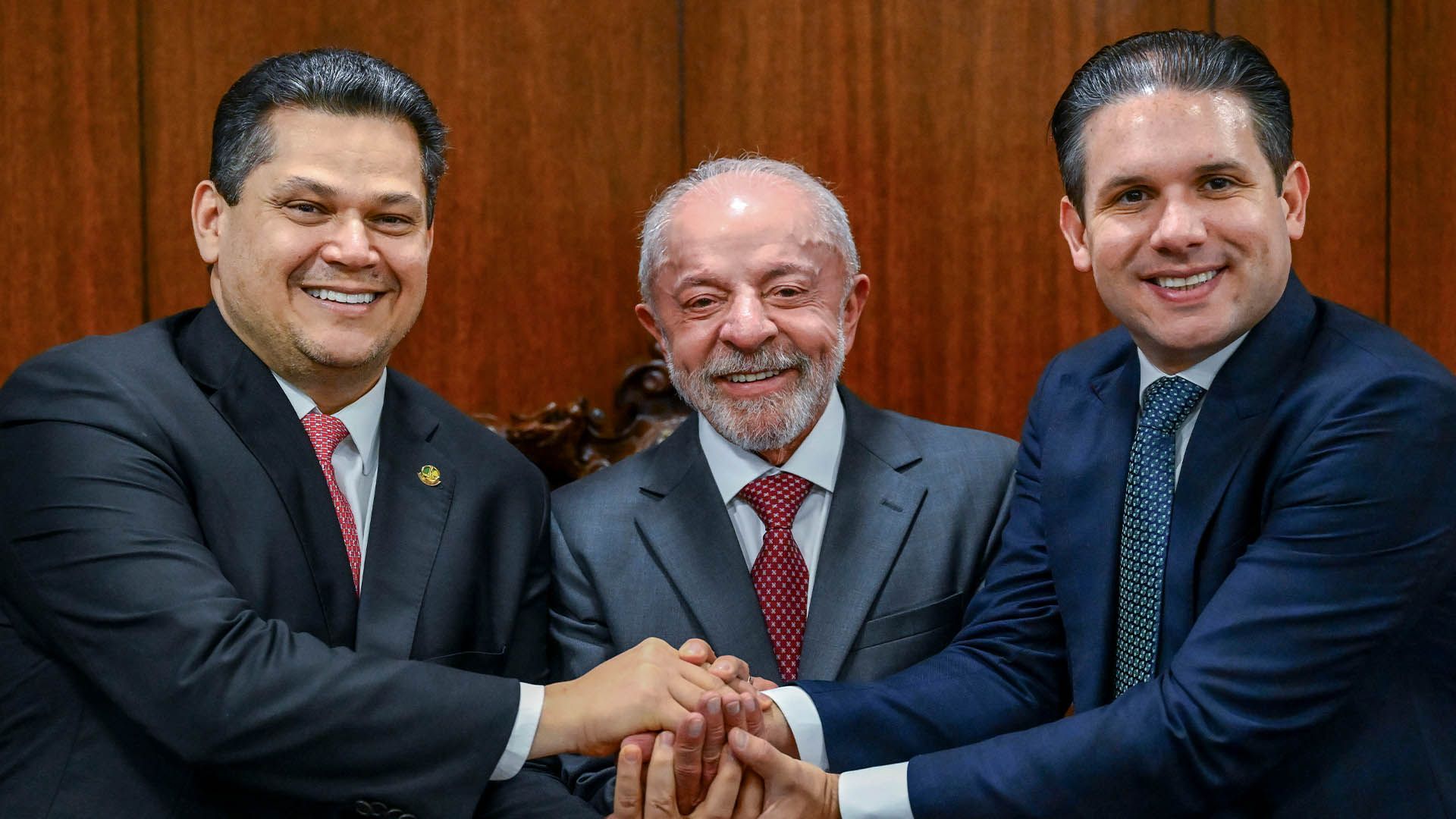 Presidente da República Luiz Inácio Lula da Silva, ao lado do presidente do Senado Federal, senador Davi Alcolumbre, presidente da Câmara dos Deputados, deputado Hugo Motta