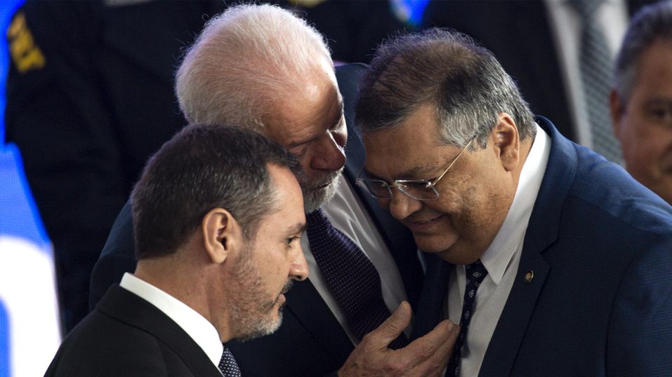O diretor-geral da PF, Andrei Rodrigues, o presidente Luiz Inácio Lula da Silva e o ministro da Justiça, Flávio Dino